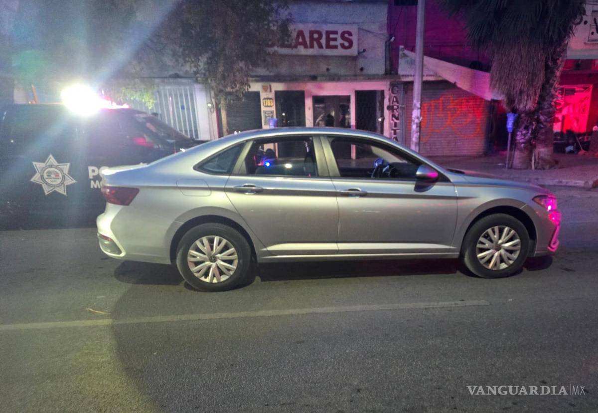 $!Policías de Monterrey aseguraron el vehículo Volkswagen Jetta gris vinculado con robo de tarjetas bancarias.