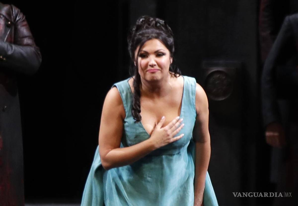 $!Anna Netrebko al final de la gala inaugural de la temporada de La Scala con la ópera Tosca de Puccini, el 7 de diciembre de 2019 en Milán. AP/Luca Bruno