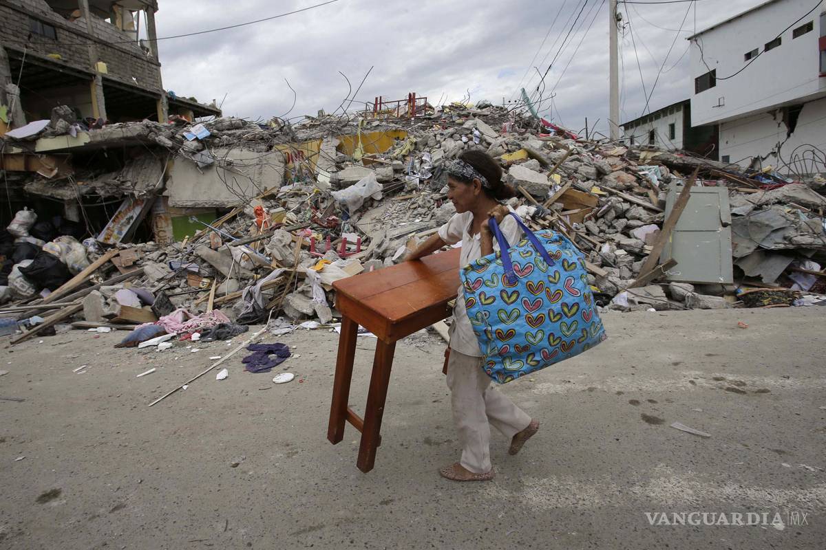 Aumenta a 272 los muertos por sismo en Ecuador