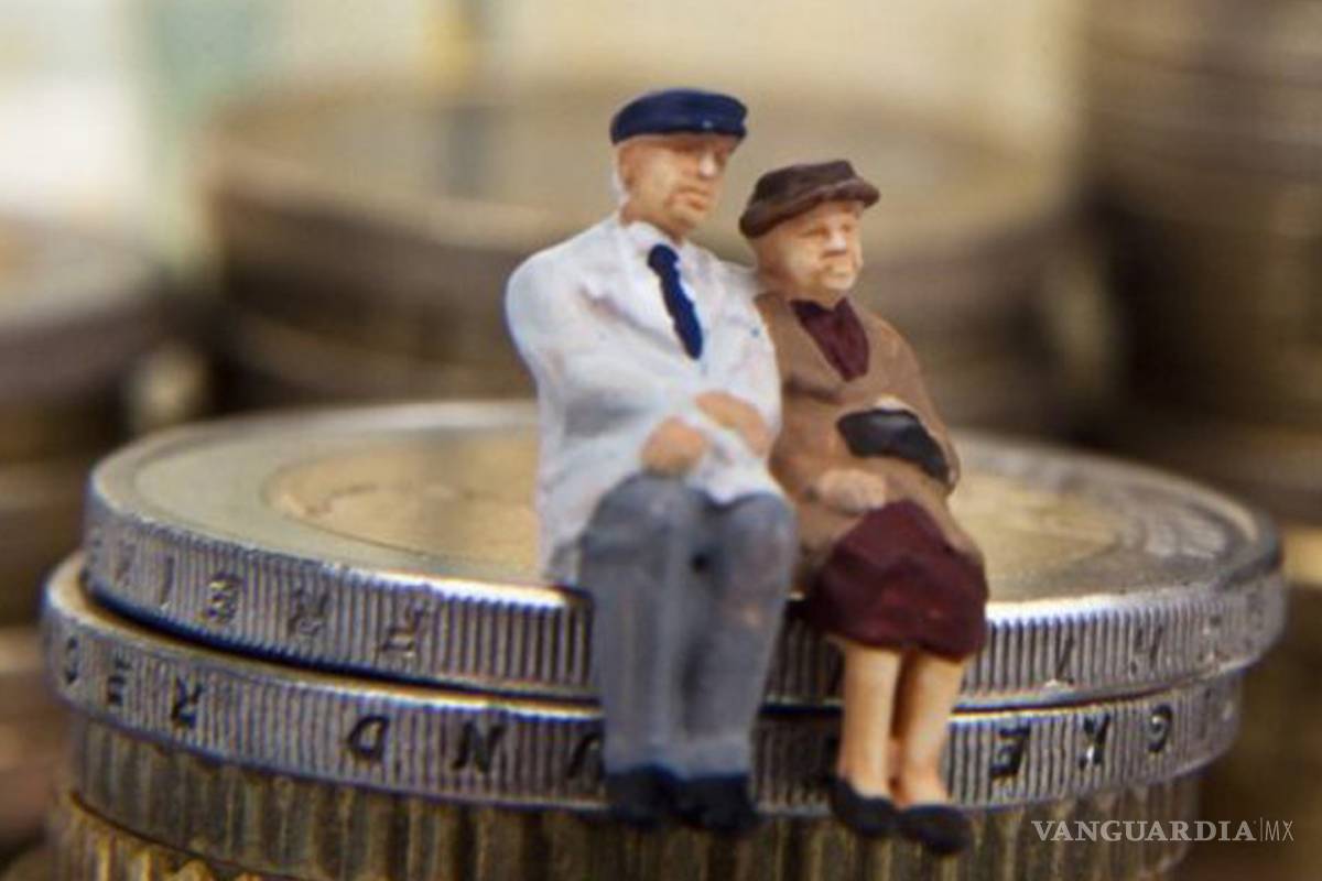 AMLO presenta reforma para aumentar 40 por ciento pensiones de jubilados