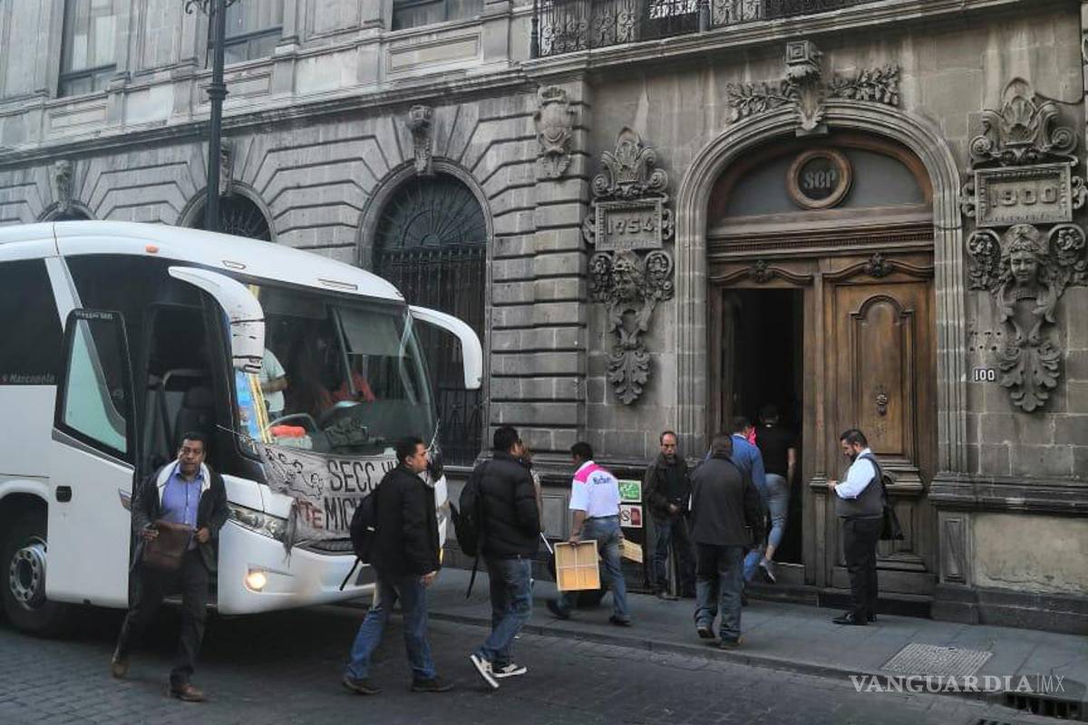 Maestros de CNTE se reúnen con Esteban Moctezuma y Silvano Aureoles