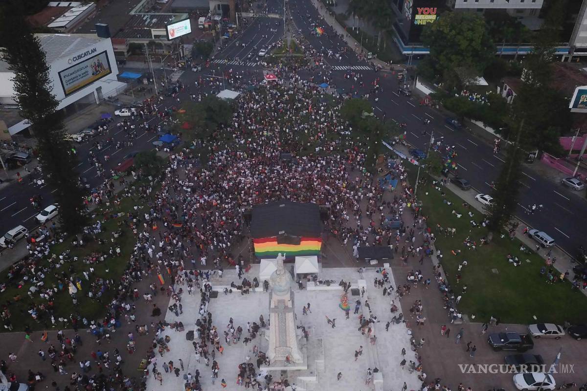 $!La Marcha del Orgullo tras su arribo a la plaza al Divino Salvador del Mundo, en San Salvador, El Salvador.