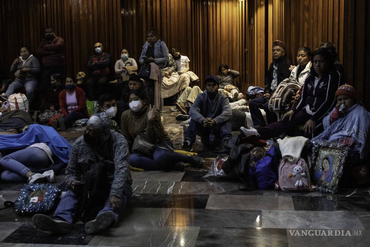 $!Miles de feligreses acudieron a la Basílica de Guadalupe para celebrar a la Virgen María en su día.