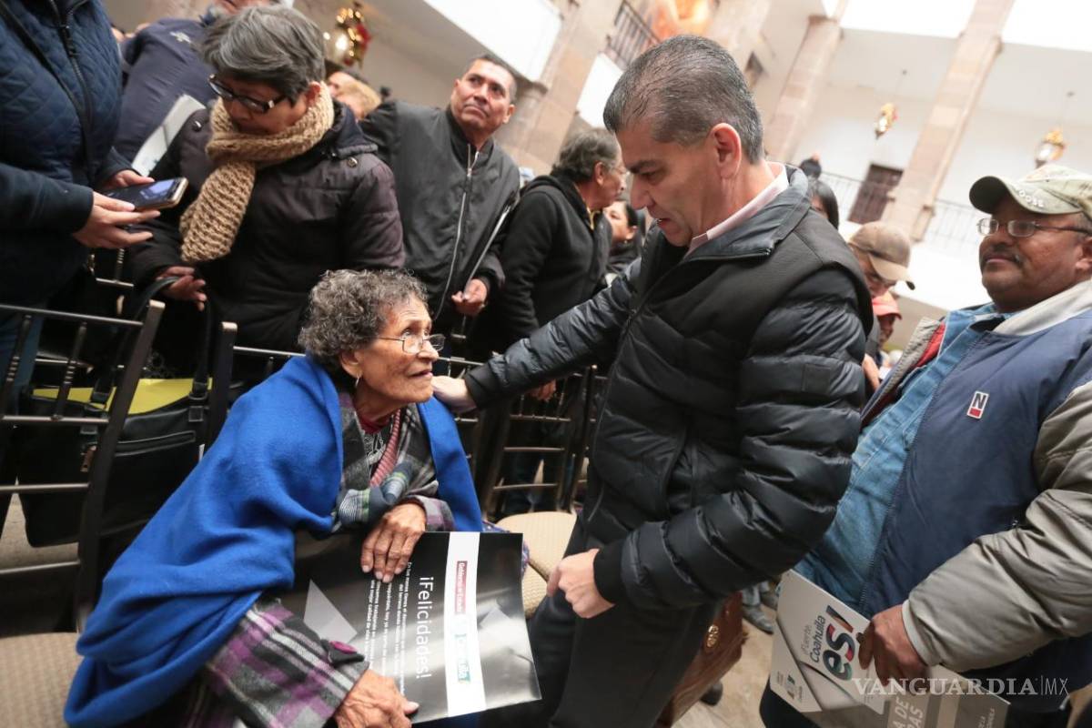 Entrega Riquelme la escritura 4 mil 521 del 2019