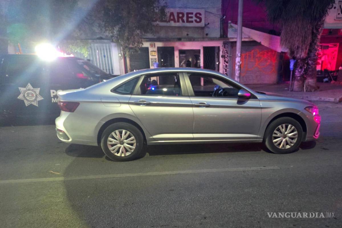 $!Policías de Monterrey aseguraron el vehículo Volkswagen Jetta gris vinculado con robo de tarjetas bancarias.