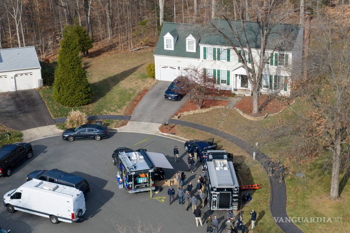 $!La policía del condado de Prince William bloquea la calle cerca de la vivienda donde el FBI realizó un arresto, en Woodbridge, Virginia, el 4 de diciembre de 2025.