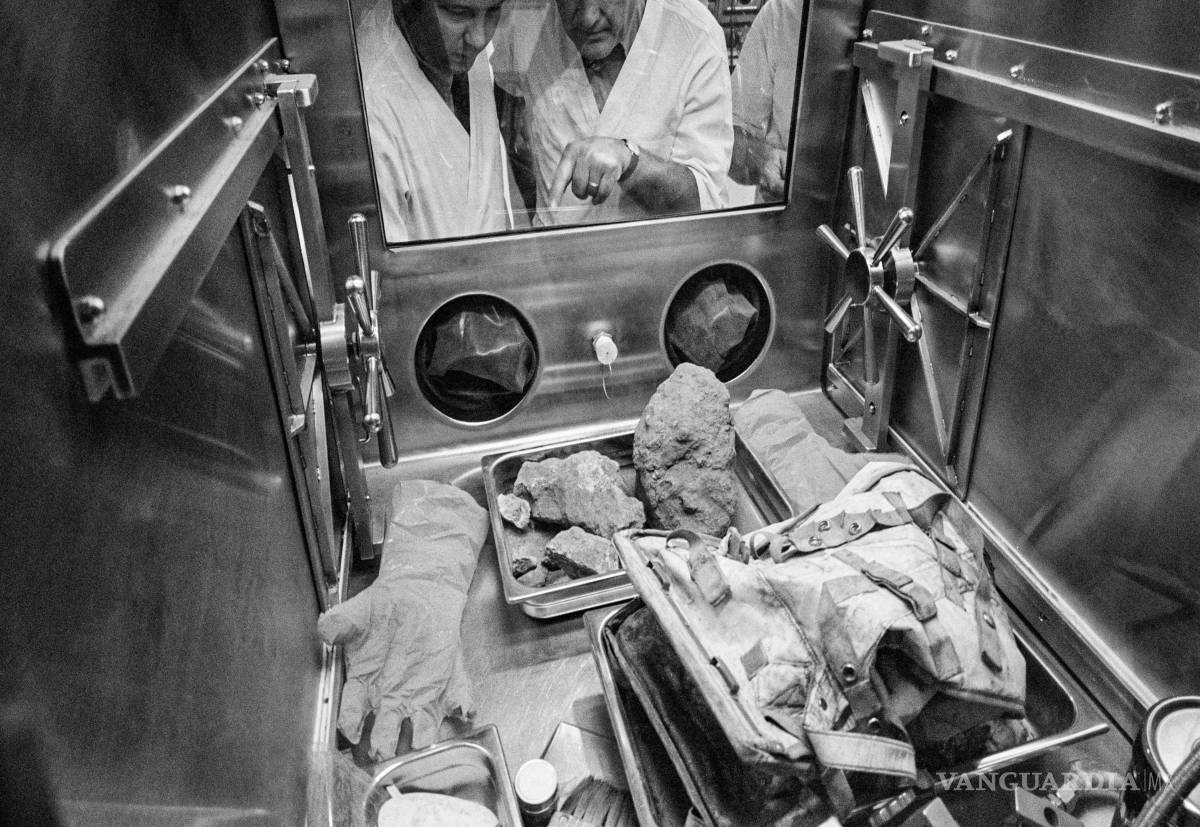 $!El ingeniero David White (i) y el geólogo William Muehlberger (d) examinando muestras lunares recolectadas durante la misión Apolo 16 el 19 de mayo de 1972.