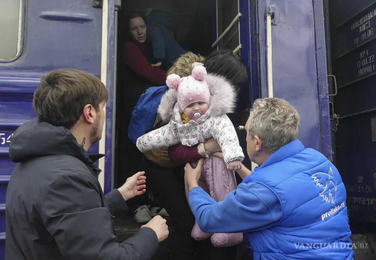$!Voluntarios de la misión humanitaria “Proliska” asisten a las personas evacuadas de zonas cercanas al frente en las zonas de Donetsk y Dnipropetrovsk.