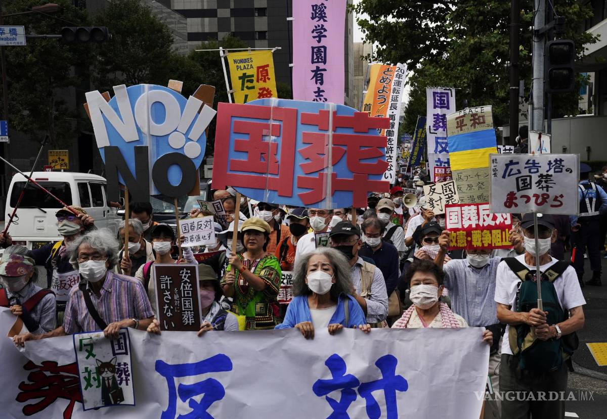 $!Miles de personas protestaban contra este homenaje ante el Parlamento japonés.