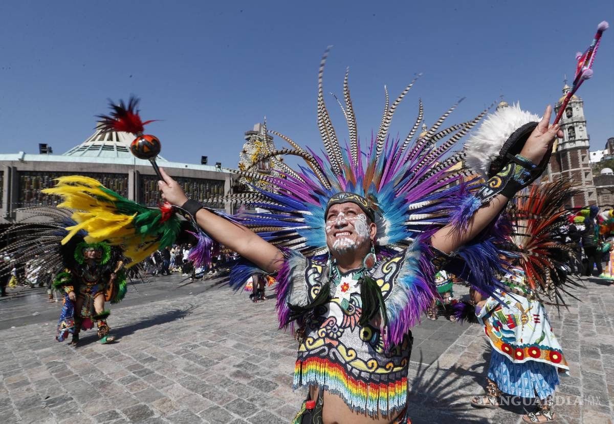 $!Un hombre se prepara para danzar en el atrio guadalupano en el festejo por los 491 años de la aparición de la Virgen de Guadalupe