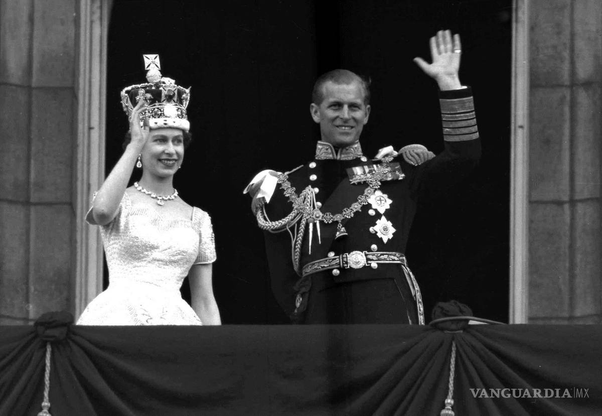$!Imagen del 2 de febrero de 1953, la reina Isabel II y el príncipe Felipe saludan desde el balcón del Palacio de Buckingham, luego de su coronación.