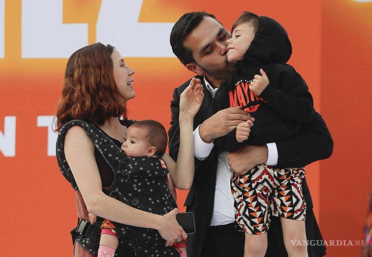 $!El aspirante presidencial por Movimiento Ciudadano (MC), Jorge Álvarez Máynez (c) acompañado de su familia en la explanada del INE en la Ciudad de México.