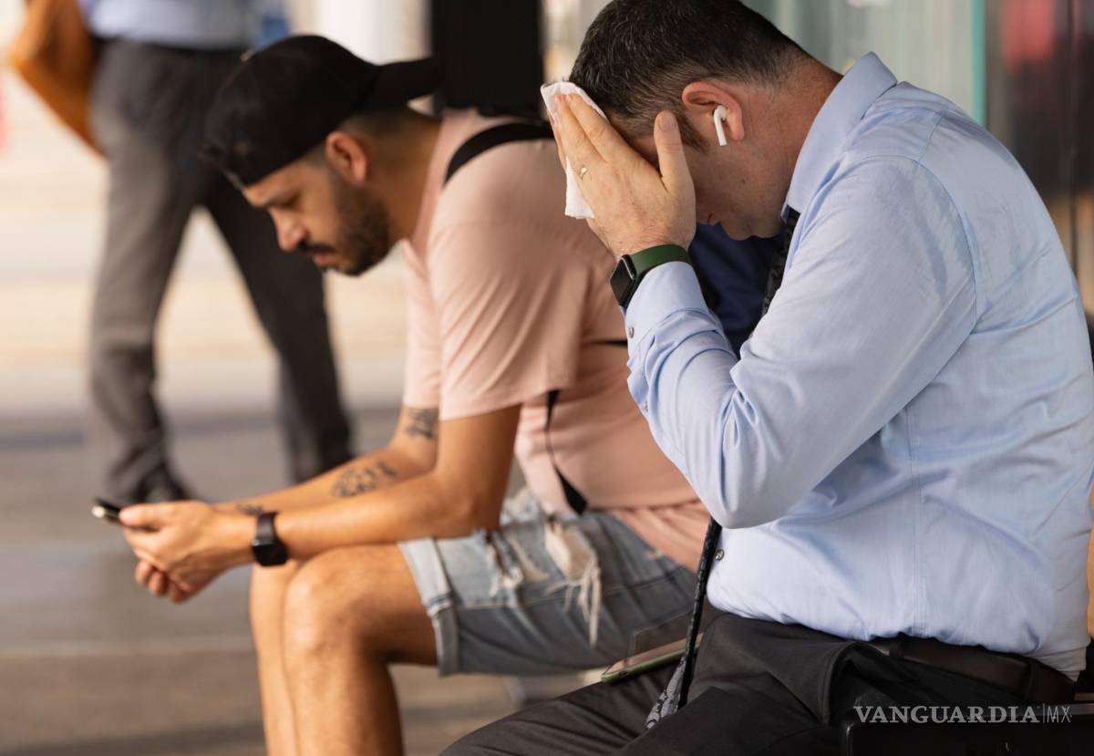 $!Durante una advertencia de calor excesivo, un viajero del metro de la mañana se limpia el sudor en la estación de la calle 36 en Queens, Nueva York.