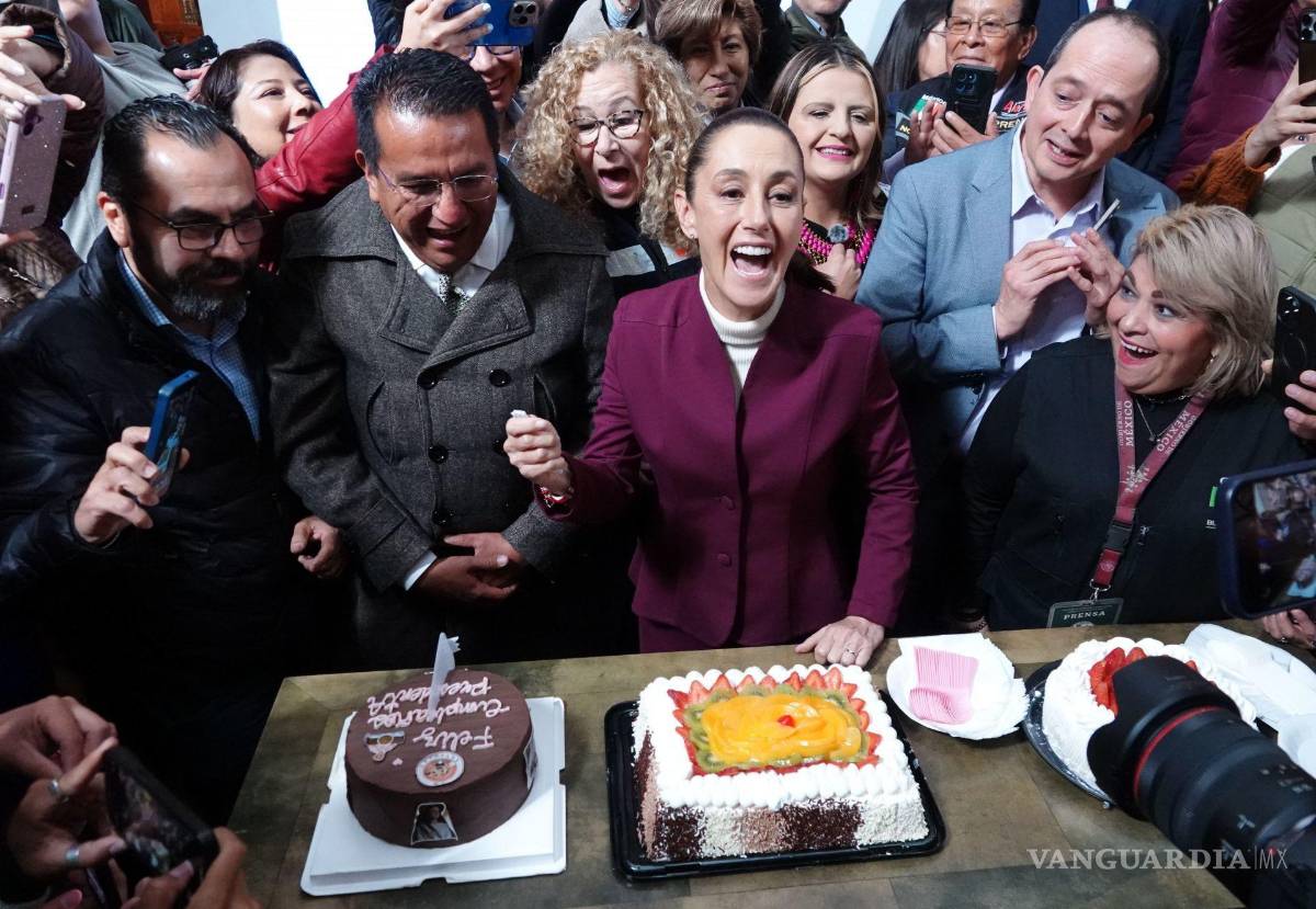 $!Al término de la conferencia matutina, la presidenta Claudia Sheinbaum Pardo partió y compartió su pastel de cumpleaños 63 con las y los representantes de la prensa.