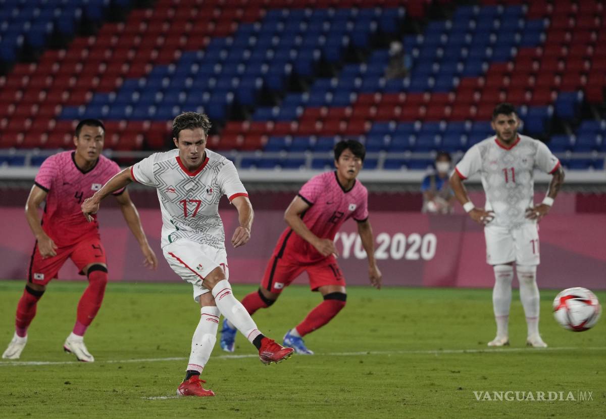 $!Sebastián Córdova anota el tercer gol de su equipo desde el punto de penalti durante un partido de fútbol de cuartos de final masculino.