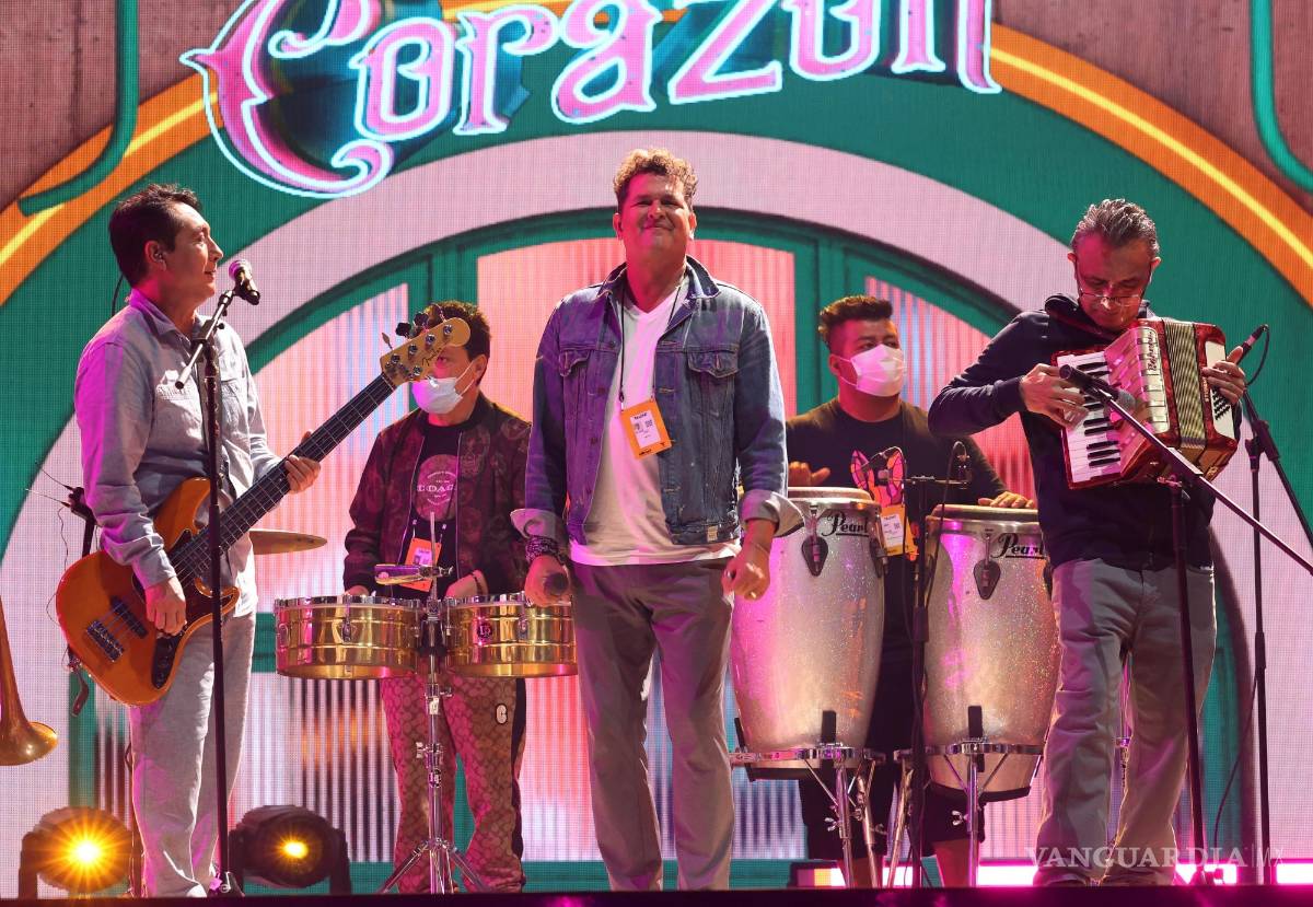 $!El cantante colombiano Carlos Vives (c) durante el último ensayo para los Premios Billboard de la Música Latina en el Watsco Center en Coral Gables, Florida.