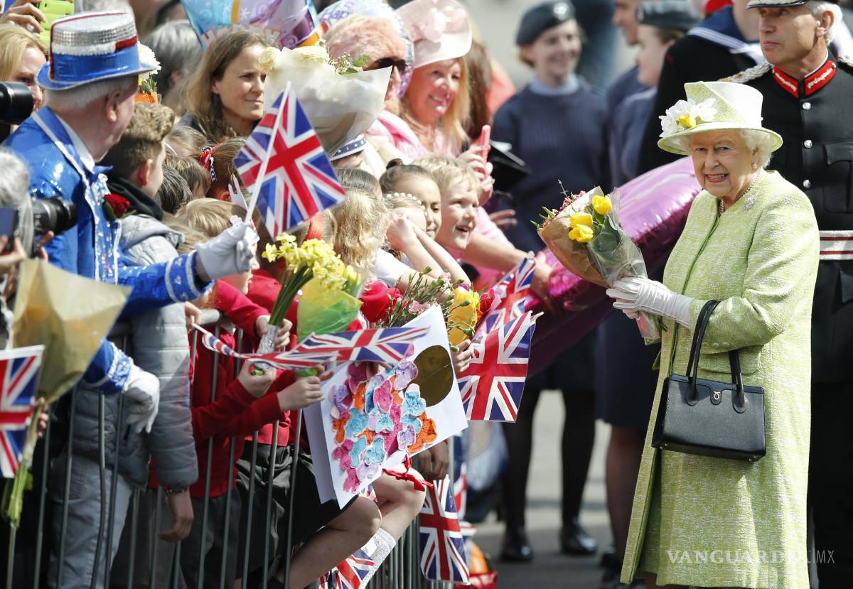 $!La reina Isabel II recoge flores y buenos deseos durante una caminata para celebrar su 90 cumpleaños en Windsor, Inglaterra, el jueves 21 de abril de 2016.
