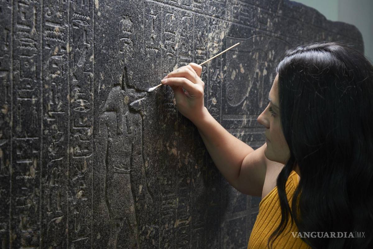 $!Stephanie Vasiliou, conservadora del Museo Británico, limpia ‘La cuenca encantada’.