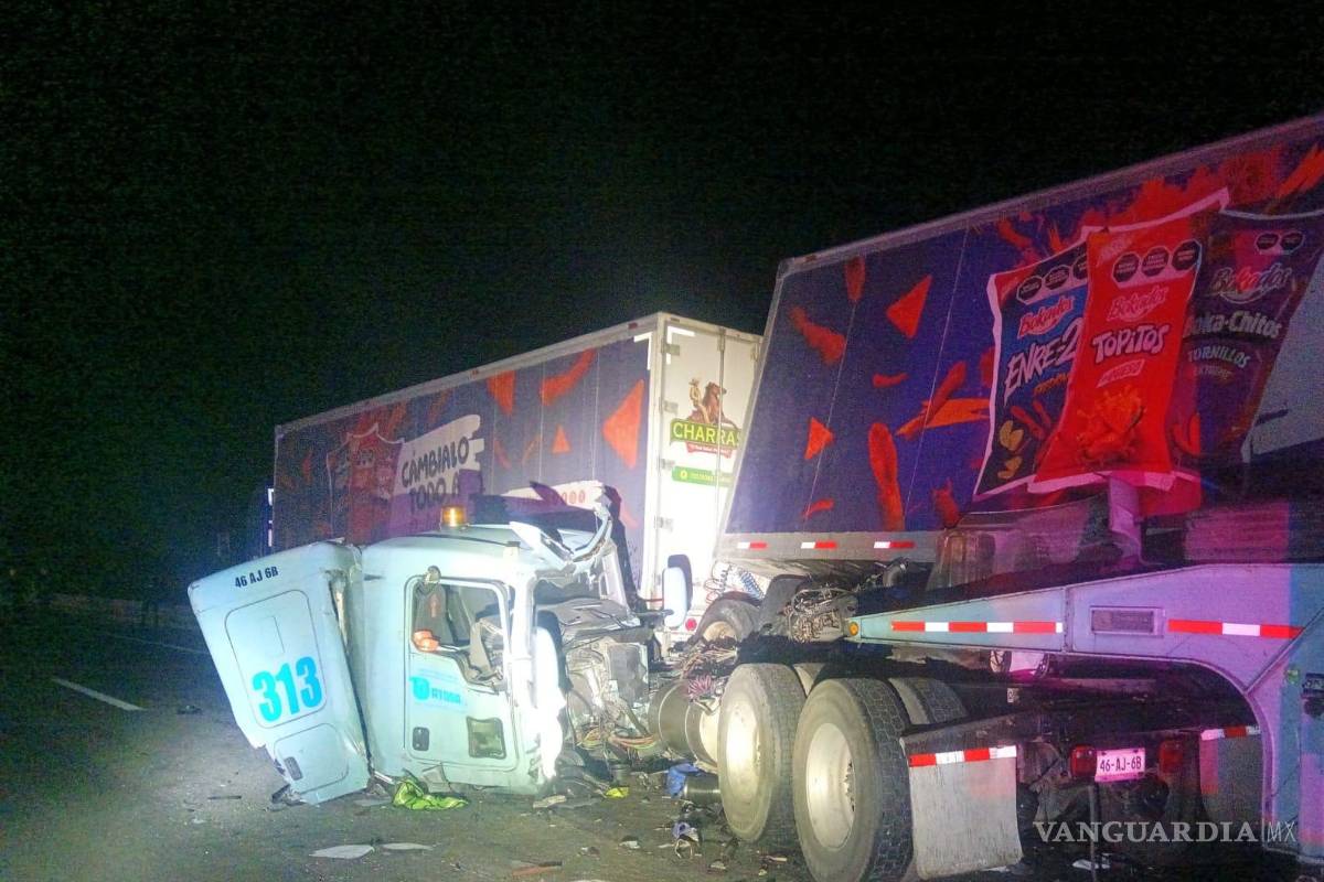 Muere operador aplastado por su propio tráiler al ser impactado en la Monterrey-Saltillo