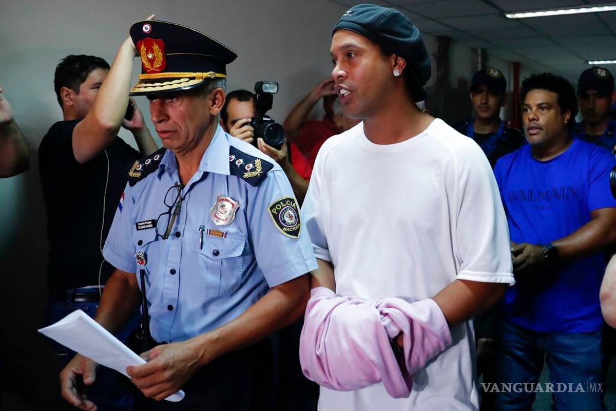 Ronaldinho llegó esposado a declarar ante un juzgado