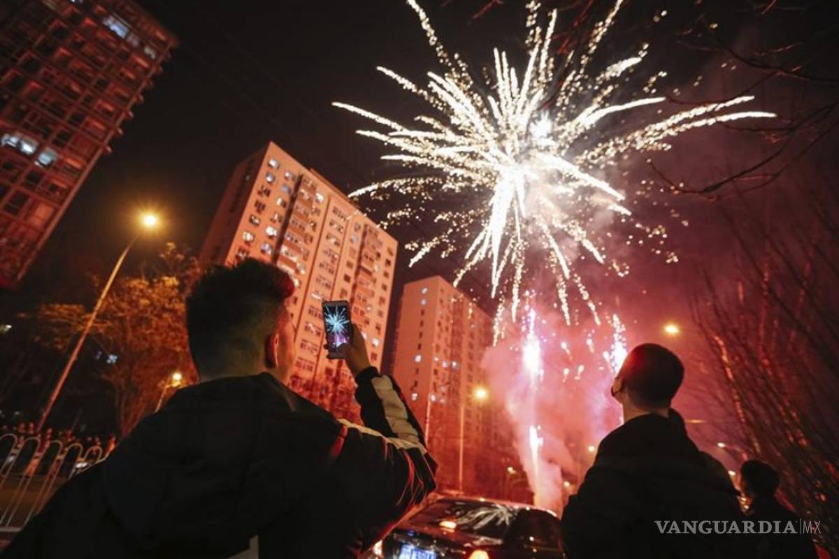 Pekín recibe el Año del Gallo envuelta en esmog