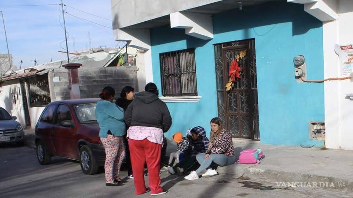 Madre pierde el control de su vehículo y choca contra ‘tiendita’ en Saltillo