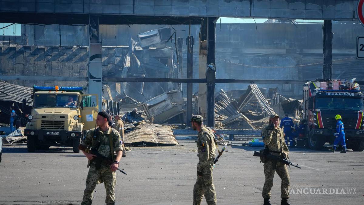 Rescatistas buscan víctimas en centro comercial ucraniano bombardeado por Rusia