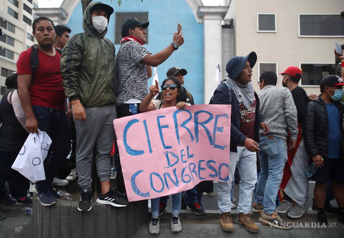 $!Cientos de manifestantes a favor de Pedro Castillo y en contra del Congreso se manifiestan en las calles del centro en Lima, Perú.