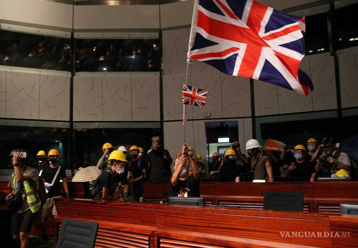 $!Manifestantes toman violentamente el control del Parlamento de Hong Kong
