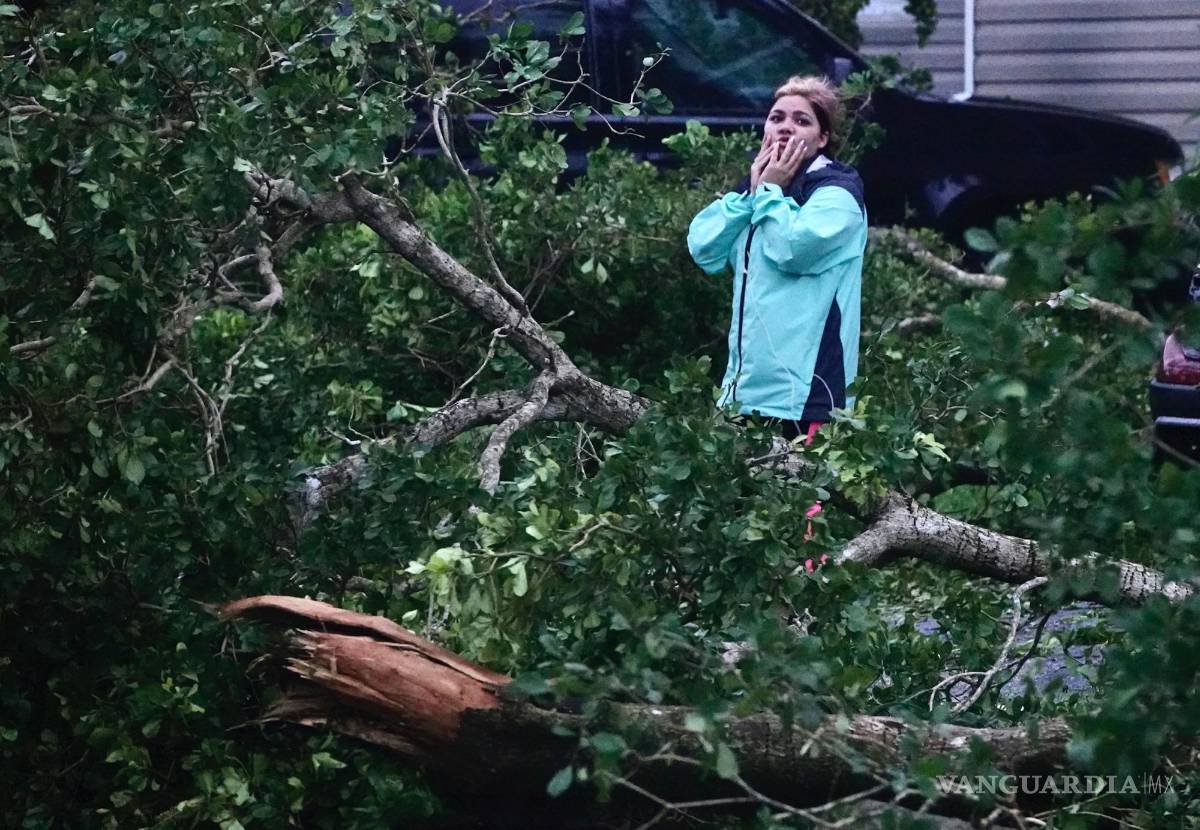 $!Zurama Rodríguez inspecciona los daños alrededor de su casa móvil en Davie, Florida.