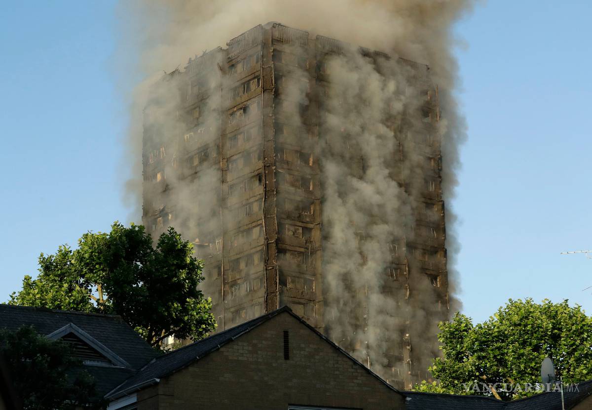 $!Impresionante incendio consume torre de departamentos en Londres
