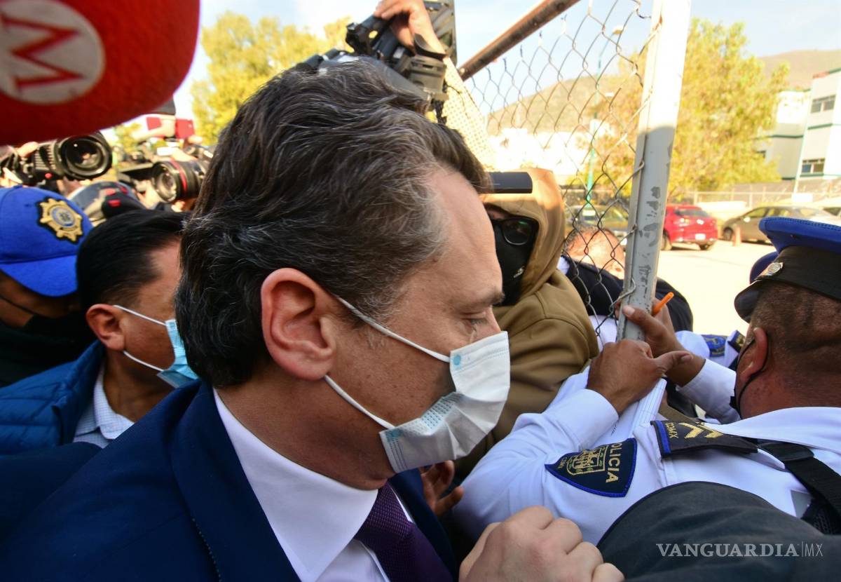 $!El exdirector de Petróleos Mexicanos (PEMEX) Emilio Lozoya acude a comparecer al Reclusorio Norte hoy, en la Ciudad de México . Un juez mexicano impuso a petición de la Fiscalía, prisión preventiva al exdirector de Pemex Emilio Lozoya (2012-2016), acusado de recibir sobornos de Odebrecht, tras más de un año afrontando el proceso judicial en libertad. EFE/Madla Hartz