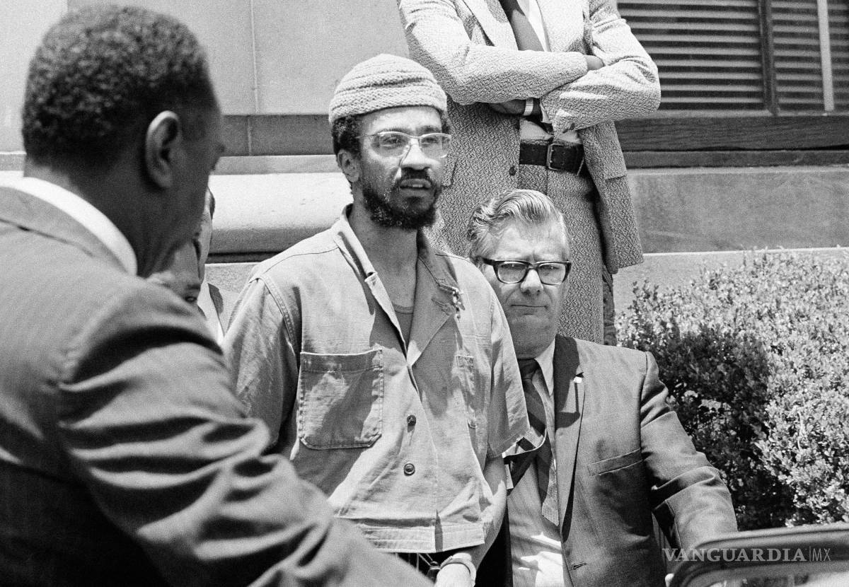 $!H. Rap Brown es escoltado hasta un automóvil por agentes federales en Nueva Orleans, el 2 de junio de 1972, tras ser condenado a cinco años de prisión.