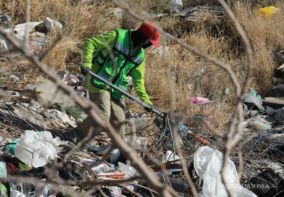 $!Cuadrillas municipales realizaron limpieza profunda en el Arroyo Madre para prevenir riesgos sanitarios y de inundación.