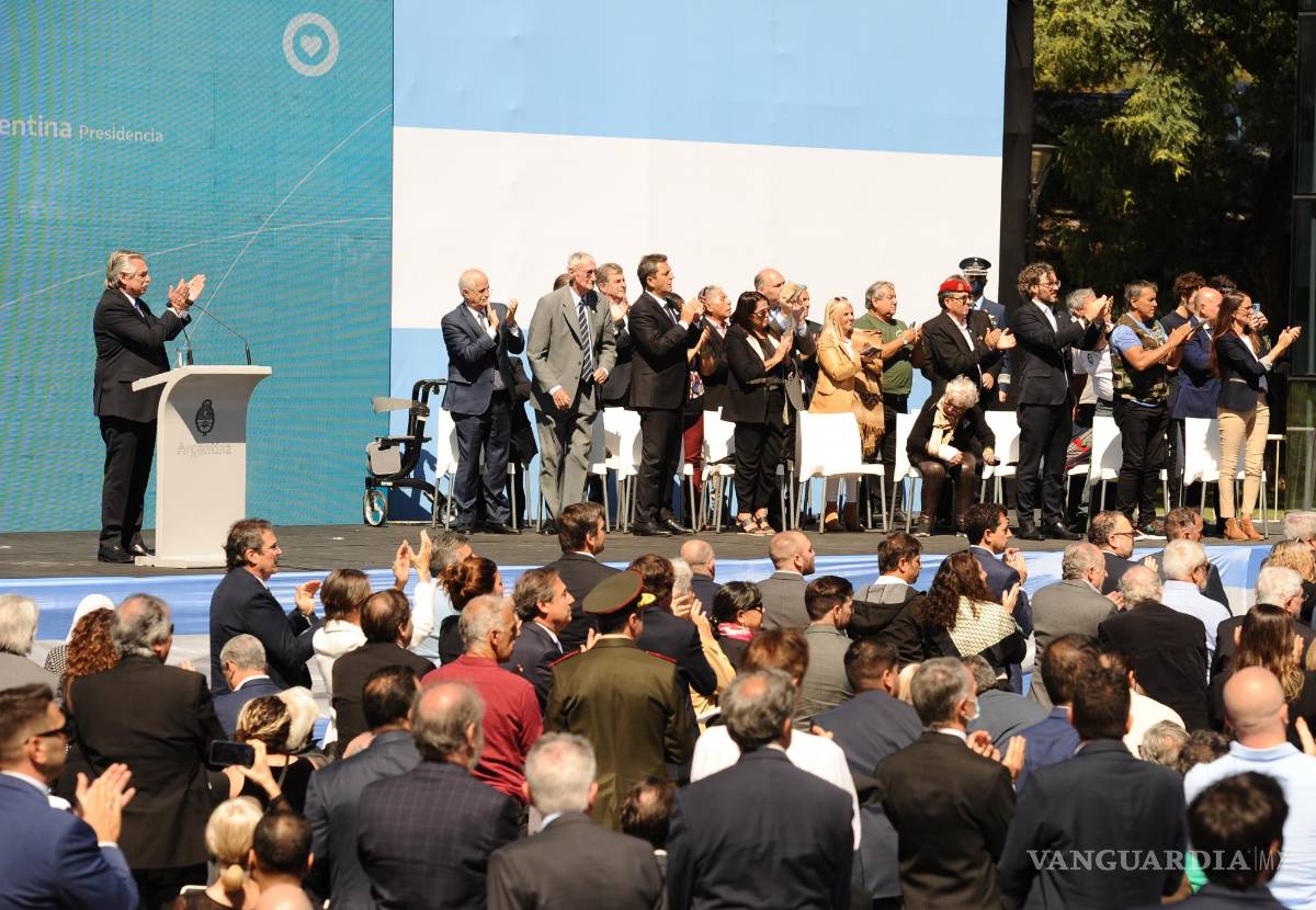 $!El presidente Alberto Fernández aplaude a veteranos y familiares de caídos en combate durante el aniversario del inicio de la Guerra de Malvinas.