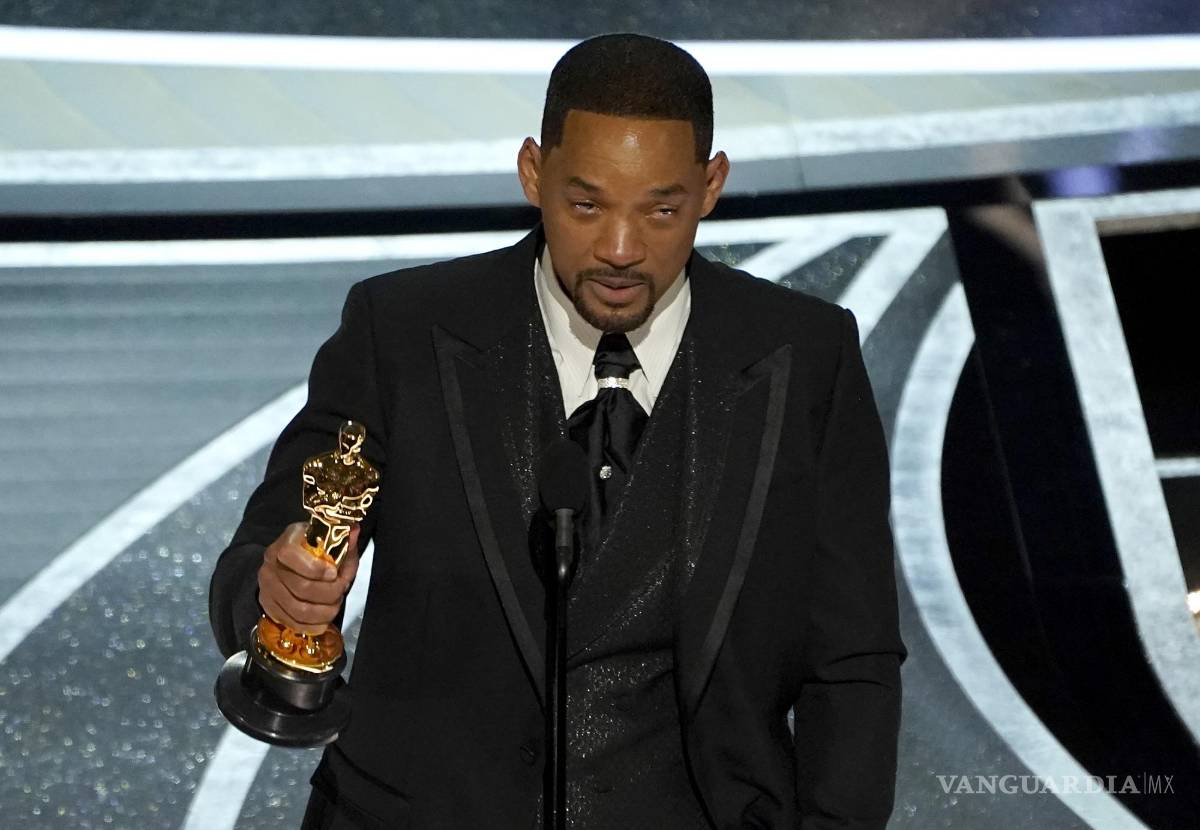 $!Will Smith accepts the award for best performance by an actor in a leading role for King Richard at the Oscars on Sunday, March 27, 2022, at the Dolby Theatre in Los Angeles. (AP Photo/Chris Pizzello)