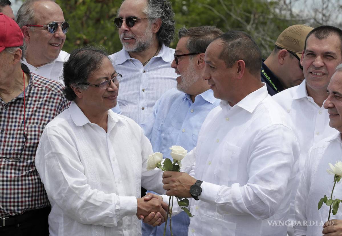 $!El presidente de Colombia, Gustavo Petro (i) y Ramón Velásquez Araguayán (d), ministro de Transporte de Venezuela.
