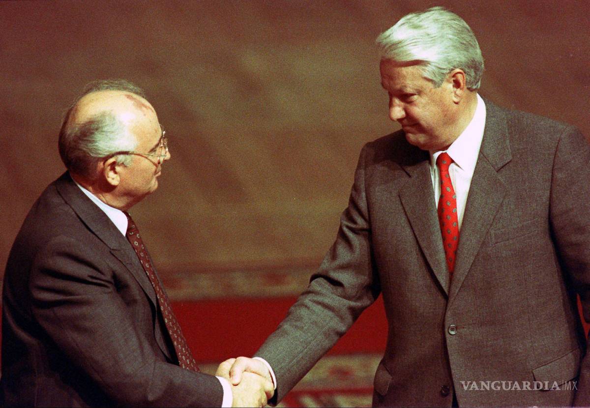 $!El presidente ruso Boris Yeltsin saluda al exgobernante soviético Mijaíl Gorbachov en el recinto de la Federación Rusa en Moscú, el 23 de agosto de 1991.