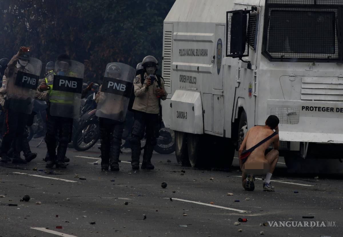 $!Manifestante desnudo enfrenta la represión de la policía venezolana