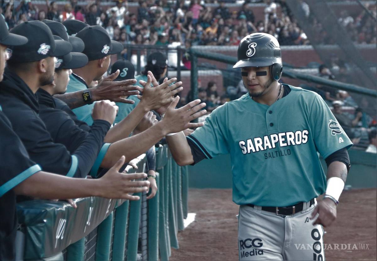 $!El saltillense Fernando Villegas animó a la afición cada vez que se paró frente al plato de home.