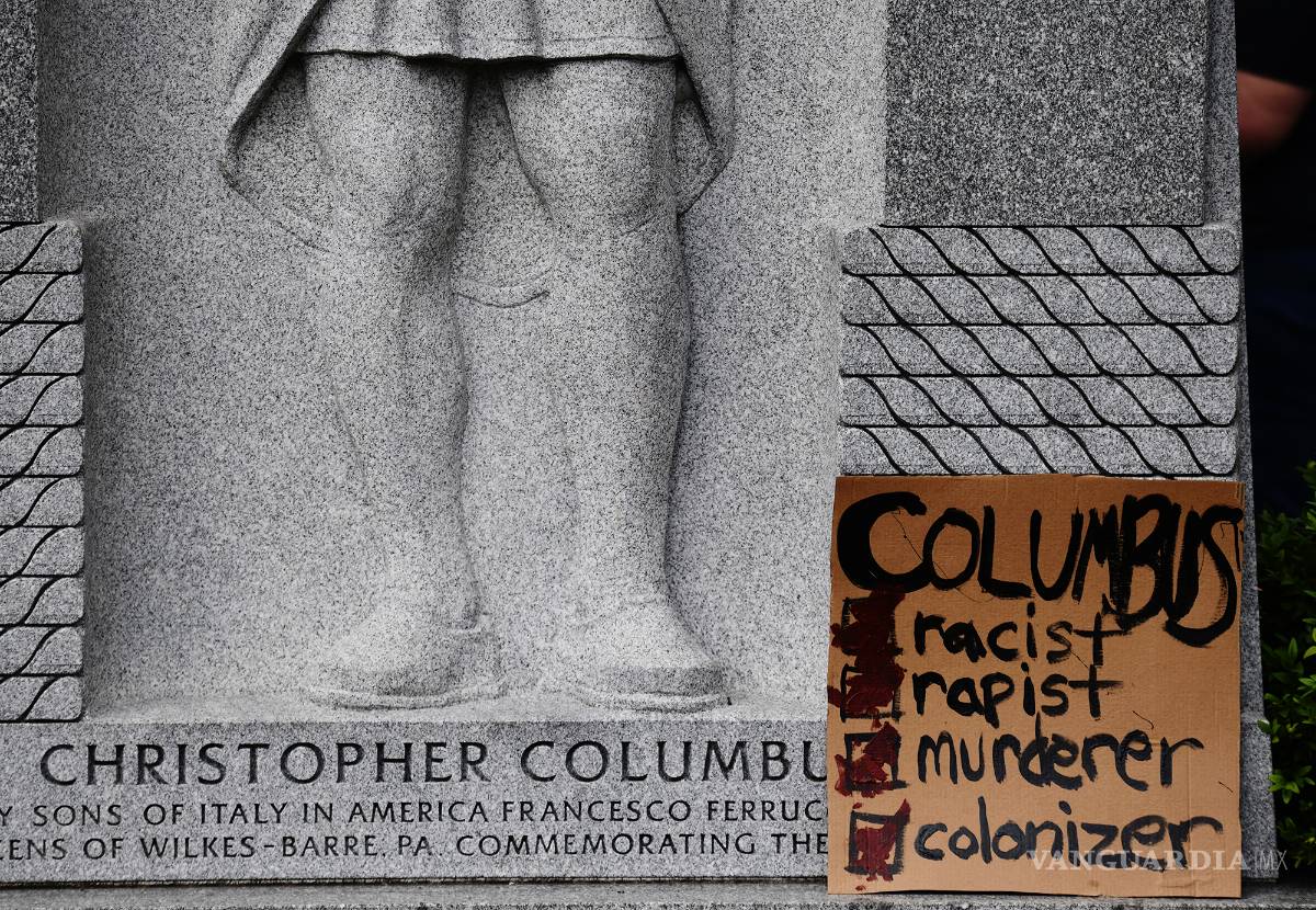 $!Monumentos y estatuas son víctimas de la ira y las protestas antirracistas en todo el mundo (fotos)