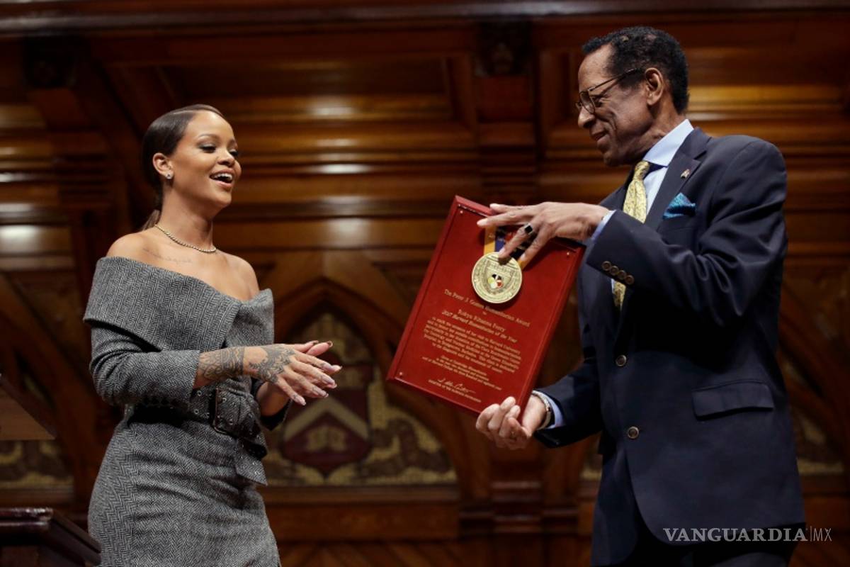 &quot;No tienes que ser rico para ayudar a alguien&quot;. Harvard homenajea a Rihanna por defender los derechos humanos