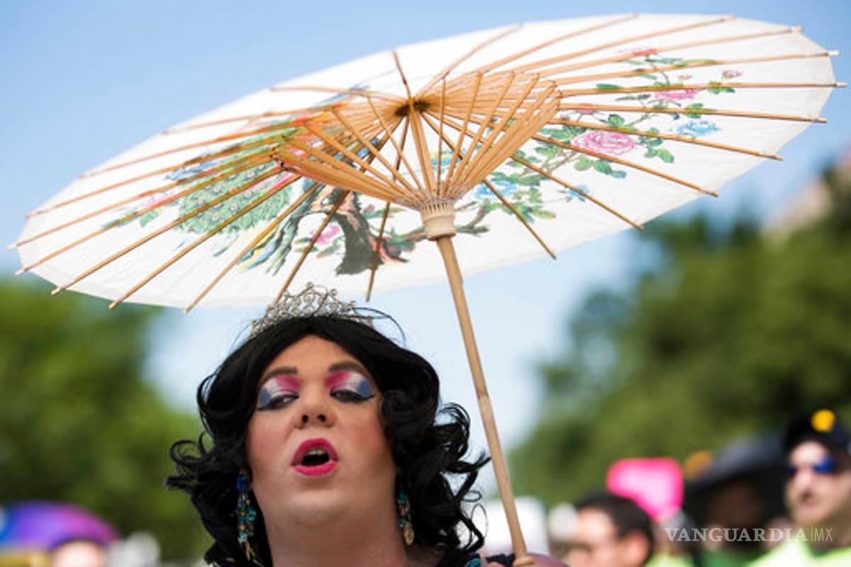 $!Miles marchan por orgullo gay en EU, preocupados por Trump