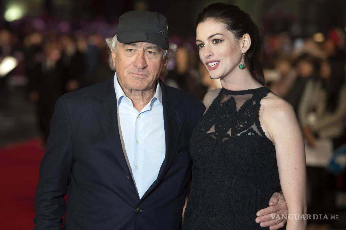 Anne Hathaway enseña Facebook a Robert de Niro