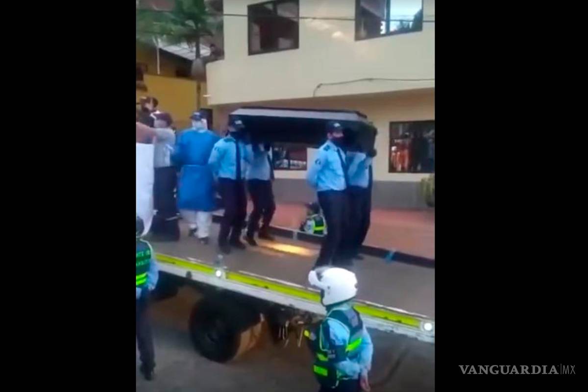 Policías de Colombia imitan baile con ataúd para crear conciencia sobre el COVID-19