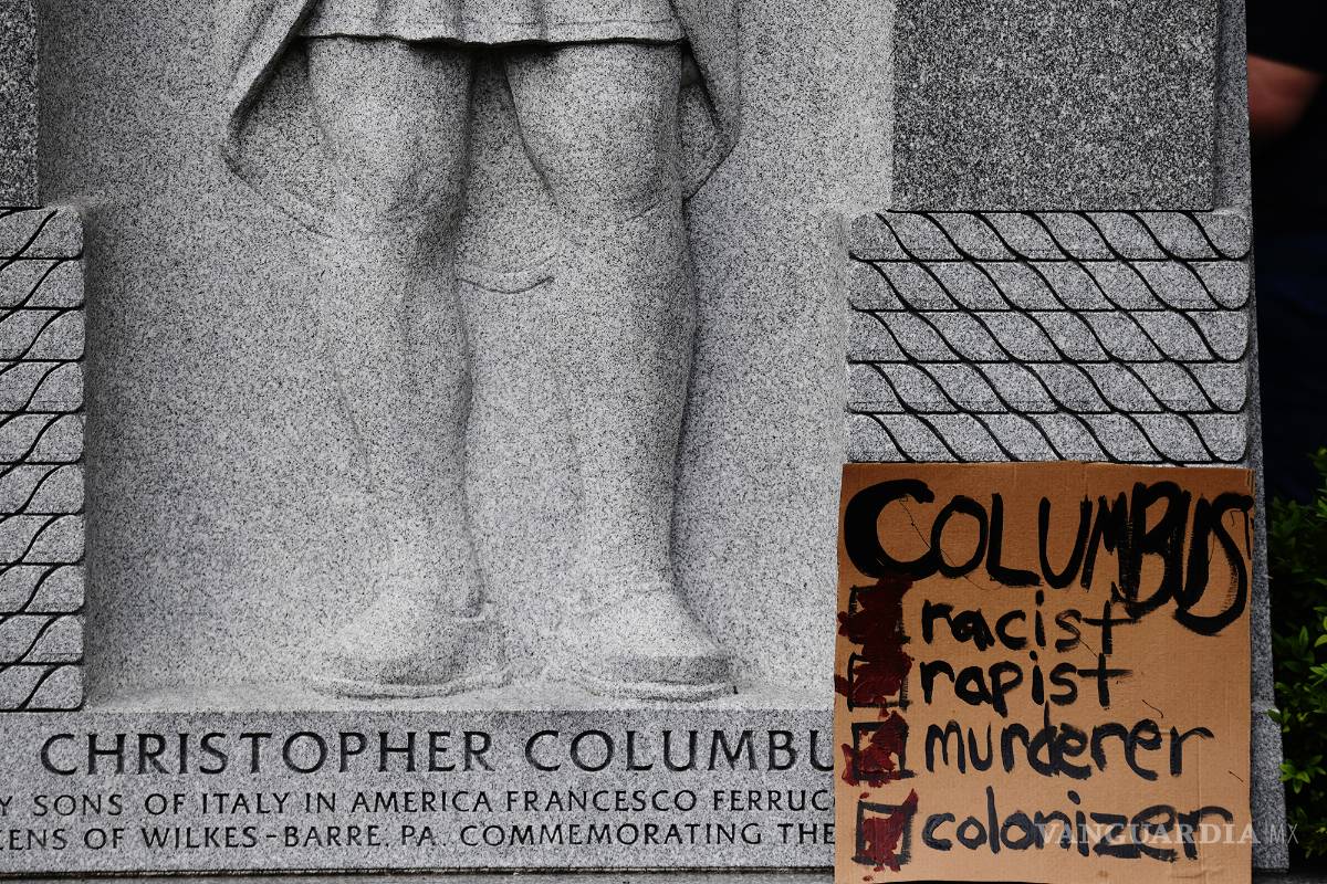 $!Monumentos y estatuas son víctimas de la ira y las protestas antirracistas en todo el mundo (fotos)