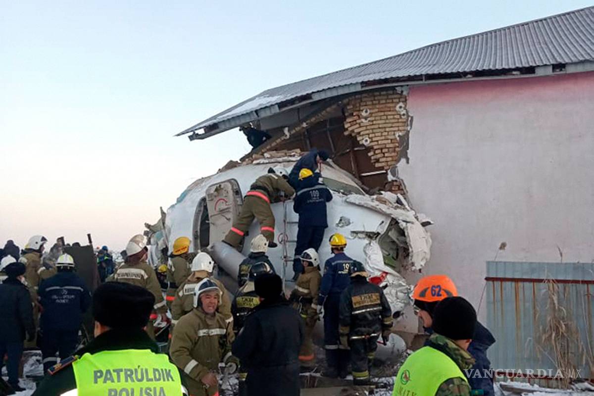 $!Sube a 15 la cifra de muertos por avionazo en Kazajistán