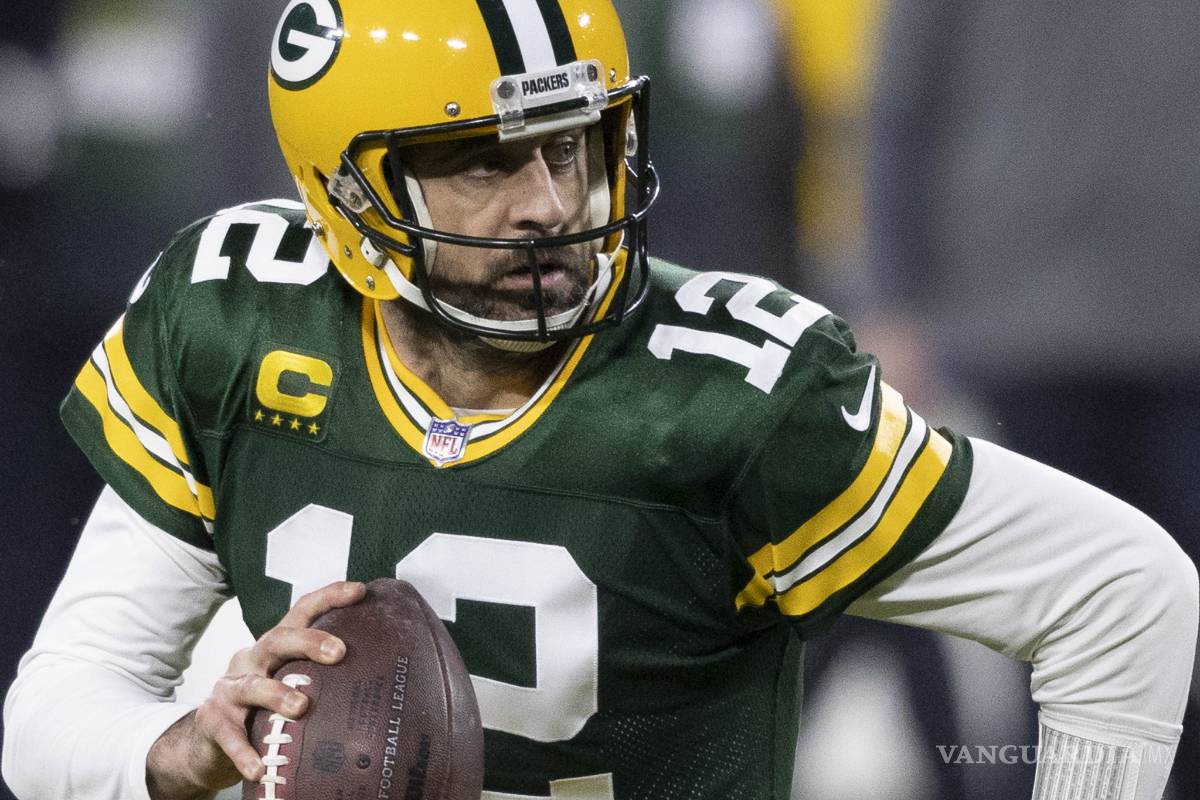 Aaron Rodgers sigue sin reportar y analizan su castigo