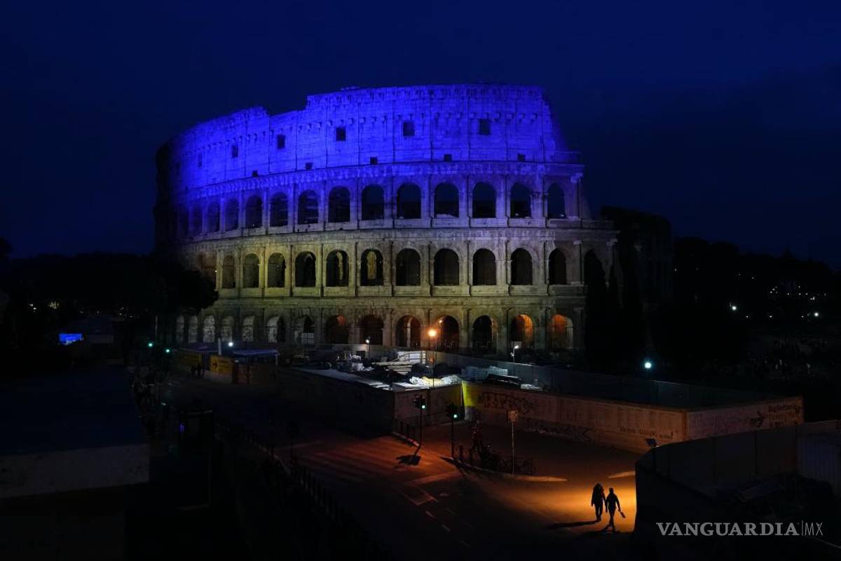 Por el aniversario del primer año de la guerra en Ucrania, instituciones y monumentos se iluminan de bandera ucraniana
