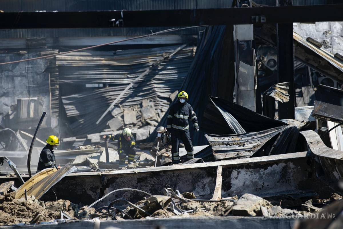 Rescatistas buscan víctimas en centro comercial ucraniano bombardeado por Rusia